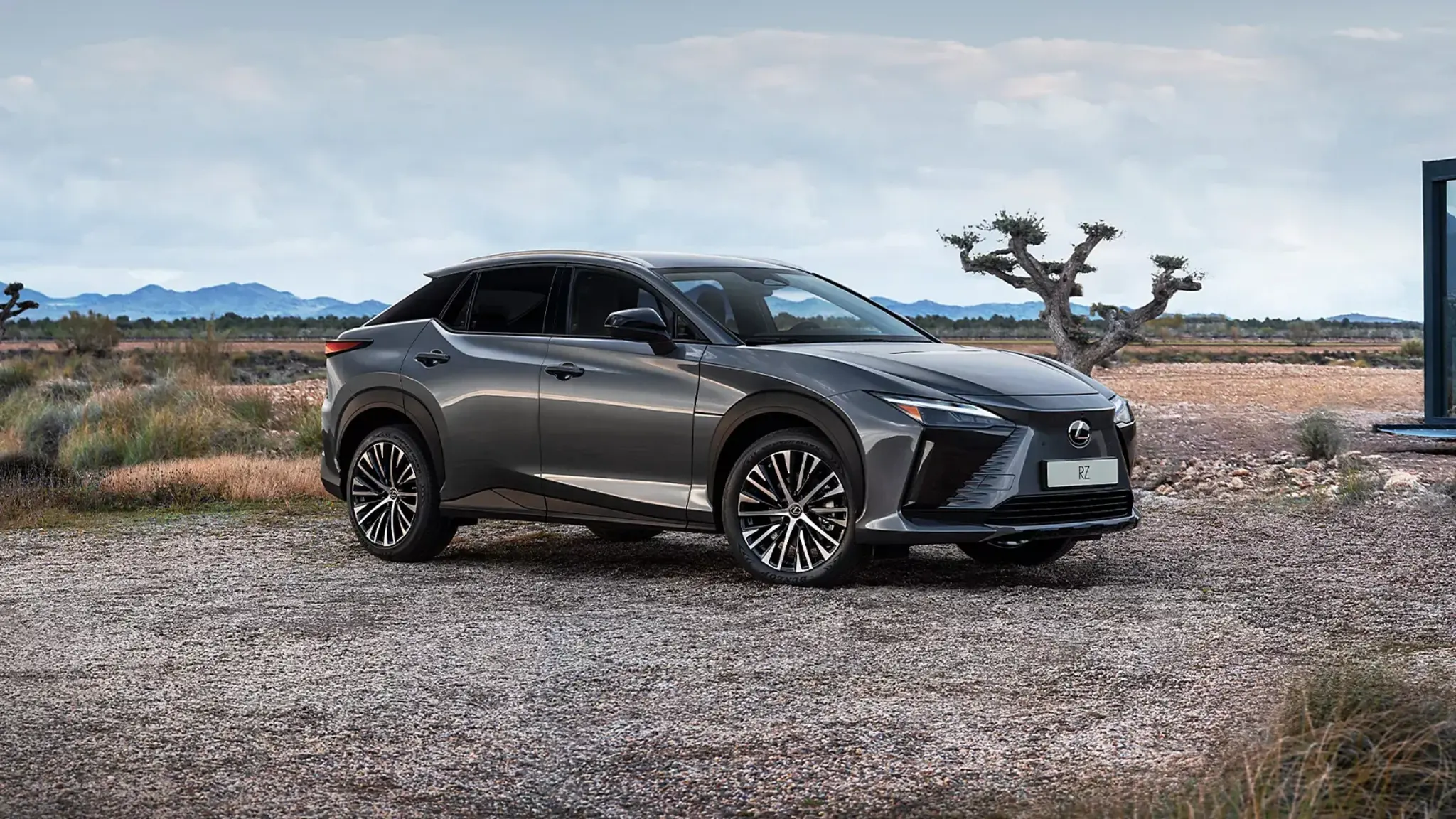 PILNĪBĀ ELEKTRISKAIS LEXUS RZ